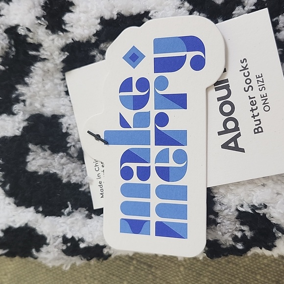 NWT 2 Pairs of Abound Butter/Fuzzy Socks, Nordstrom Rack, Pink, Cheetah Paw - Picture 5 of 11